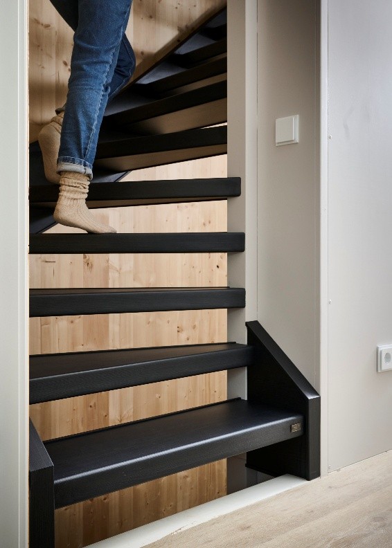 persoon die loopt op trap