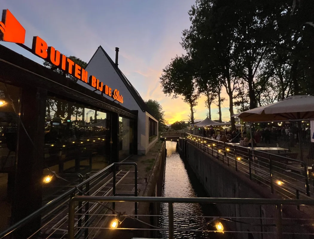 Buiten bij de Sluis